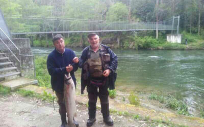 Isidro Villalibre Turrado pesca el gran salmón
